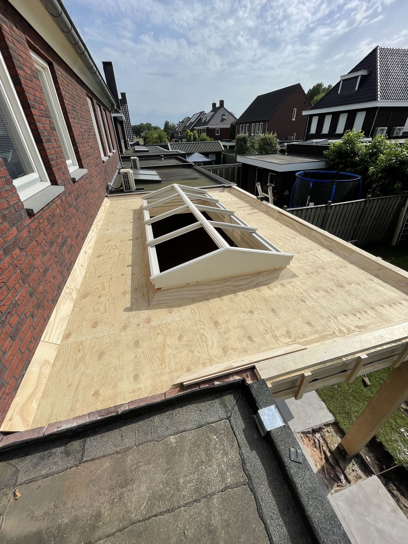 Een nieuw plat dak in opbouw met een lichtstraat die wordt geplaatst